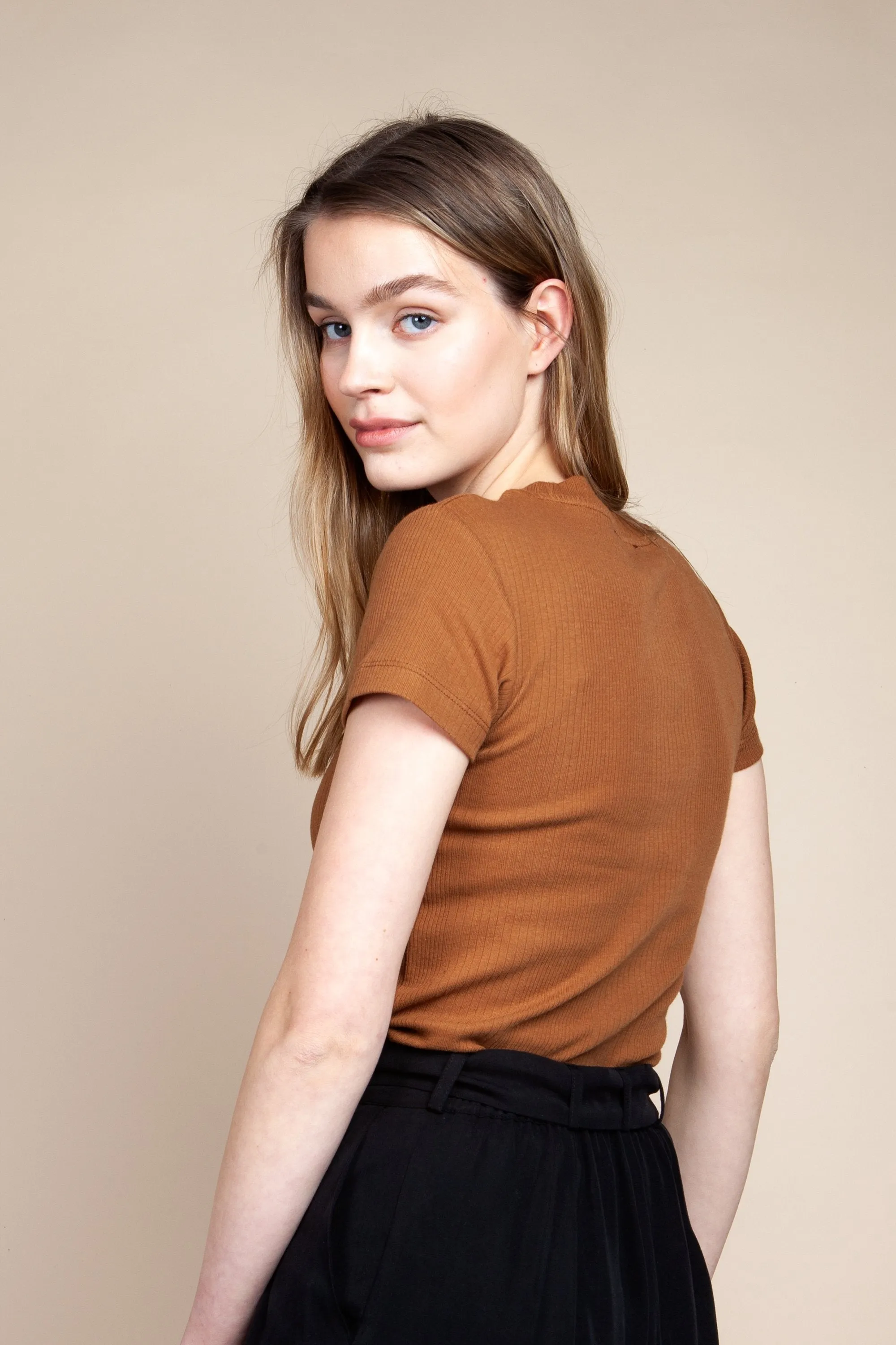 flora rib tee brown